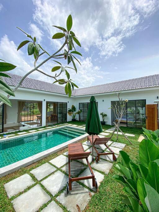 Allure Villa Cempaka Private Pool Куантан Екстериор снимка